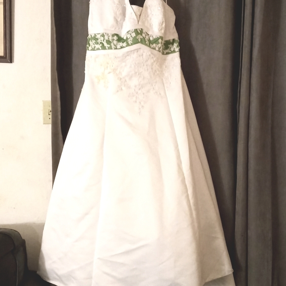 womans white n clover wedding dress - Picture 3 of 10
